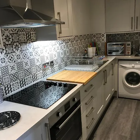 Cosy West End Apartment