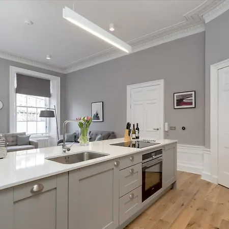 Joivy Spacious Close To Princes Street Daire Edinburgh