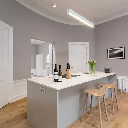 Joivy Spacious Close To Princes Street Daire Edinburgh