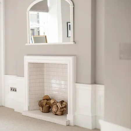 Joivy Spacious And Bright 1bed Apt, Short Walk From Princes Street Appartement
