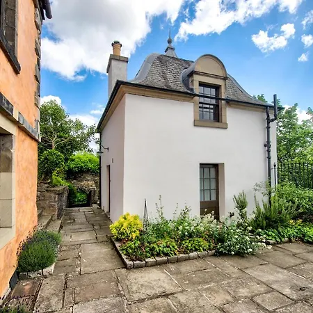 Altido Rockhouse: Historic Gem - Photographer's Studio Holiday home Edinburgh