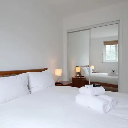 2 Bedroom Apt Walking Distance To Centre & Haymarket *