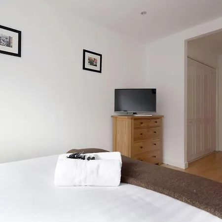 2 Bedroom Apt Walking Distance To Centre & Haymarket *