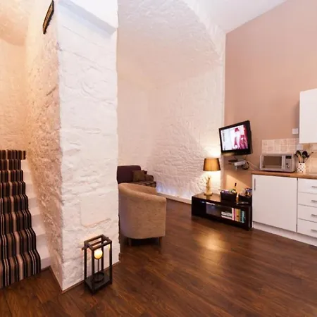16b Victoria Terrace - Quirky Scottish On The Royal Mile!