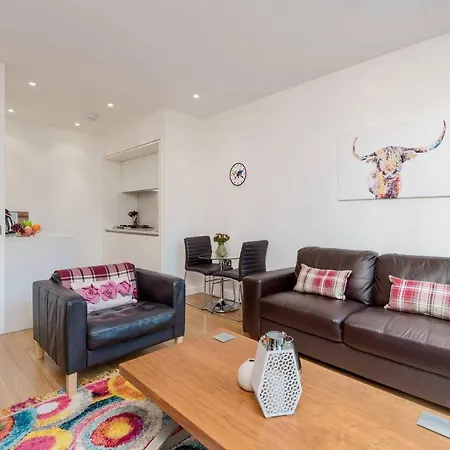 Altido Modern Yet Homely Quartermile With Elevator 公寓