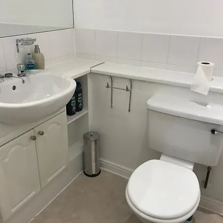 Modern 2 Bedroom Central Apartment