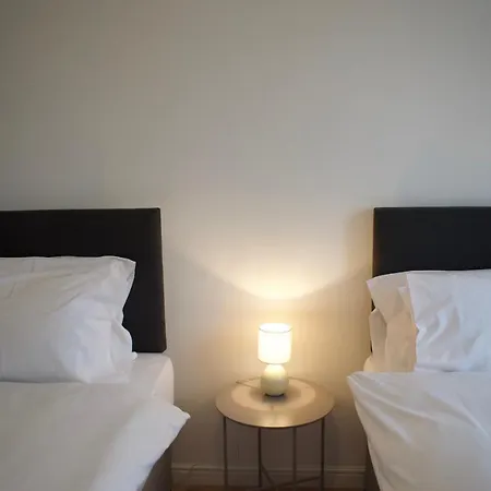 Modern 2 Bedroom Central Apartment *