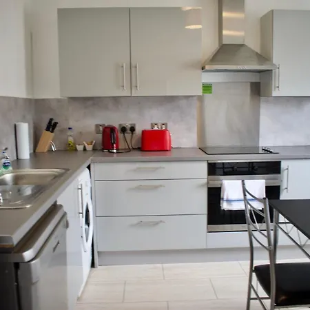 Modern 2 Bedroom Central *