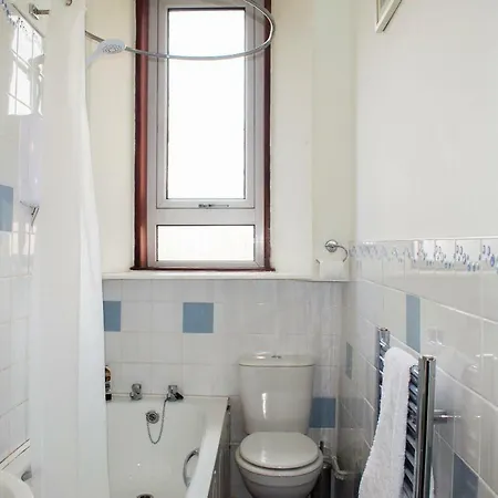 Bright 2 Bedroom In Apartment