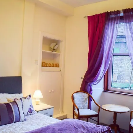Bright 2 Bedroom In