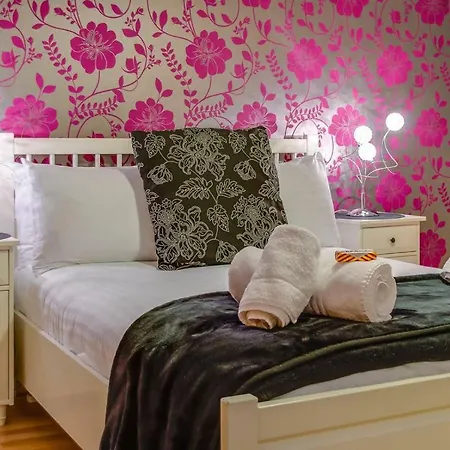 Stylish & Spacious Flat Apartment