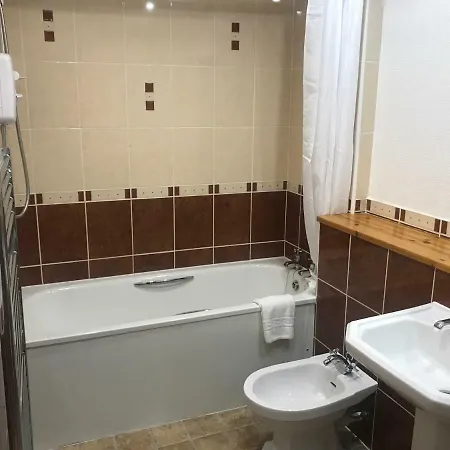 Fantastic 3 Double Bedrooms 2 Bathrooms Garden Sleeps 6 *