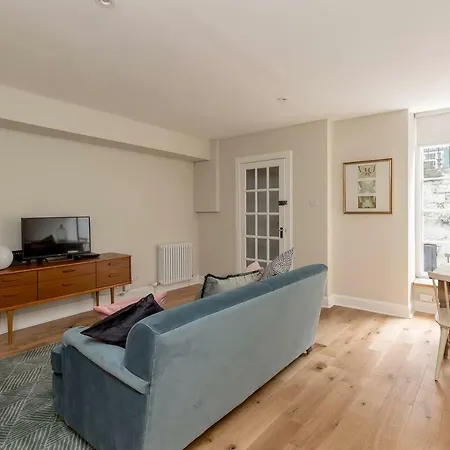 Modern Main Door Apt In The Heart Of Apartment *
