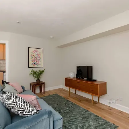 Modern Main Door Apt In The Heart Of *