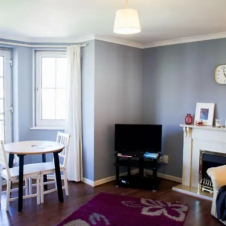 Bright 2 Bedroom With Parking In *