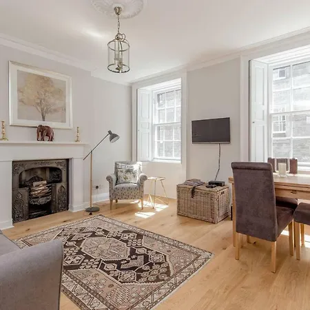 Altido Elegant Georgian 2-bedrm Apt In Heart Of Old Town Apartmán