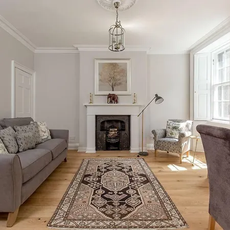 Altido Elegant Georgian 2-bedrm Apt In Heart Of Old Town * Edinburgh