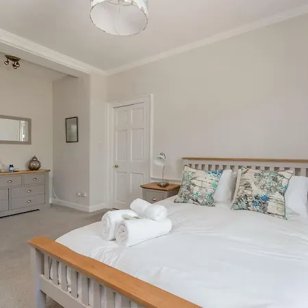 Altido Elegant Georgian 2-bedrm Apt In Heart Of Old Town * Edinburgh
