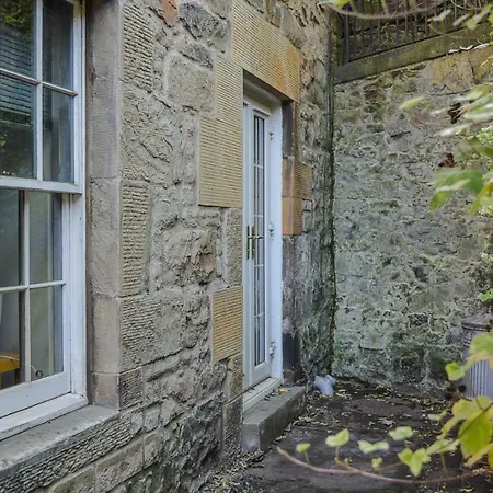 2 Bedroom Flat Near Playhouse *