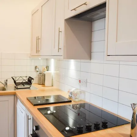 Modern 1 Bedroom Flat In The Heart Of Daire *
