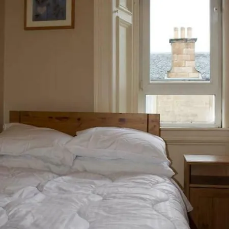 Homely 3 Bedroom Flat With Elevated Views Apartment *