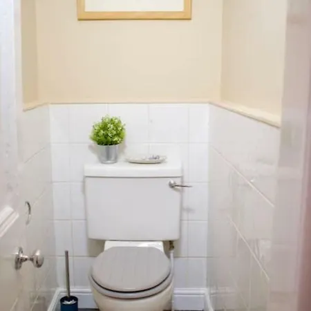 Homely 3 Bedroom Flat With Elevated Views * Edinburgh