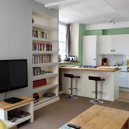 1 Bedroom Near Castle Sleeps 2 *