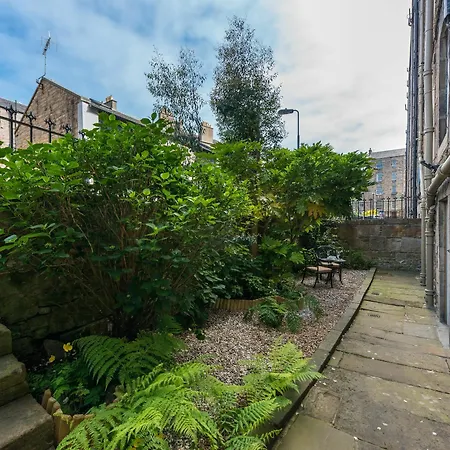 아파트 Gorgeous Georgian Garden Flat 에든버러