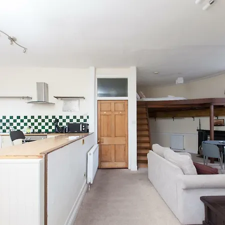 Unique Studio With Roof Terrace شقة *