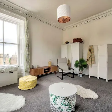 Bright And Central Flat In By Guestready *
