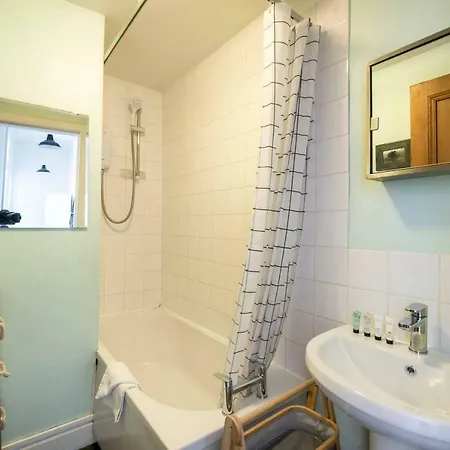 Bright And Central Flat In By Guestready
