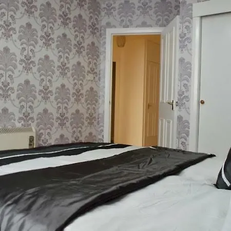Modern 2 Bedroom *