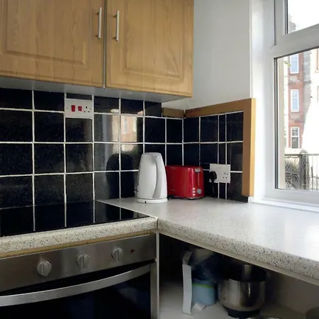 Ground Floor Garden Flat 10 Minutes From Princes Street