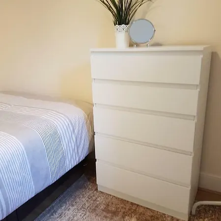 Two-bedroom Flat In Leith Apartment