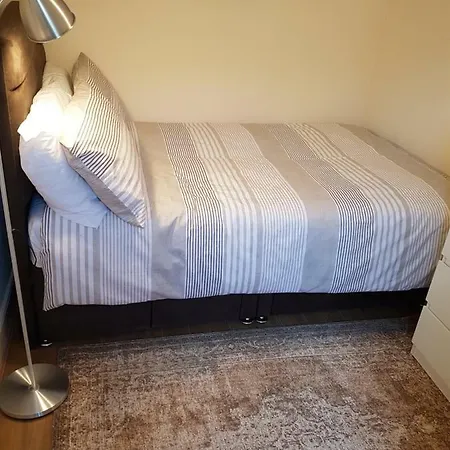Two-bedroom Flat In Leith Apartment