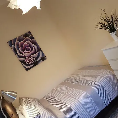 Two-bedroom Flat In Leith * Edinburgh