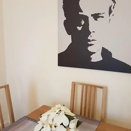 Two-bedroom Flat In Leith * Edinburgh