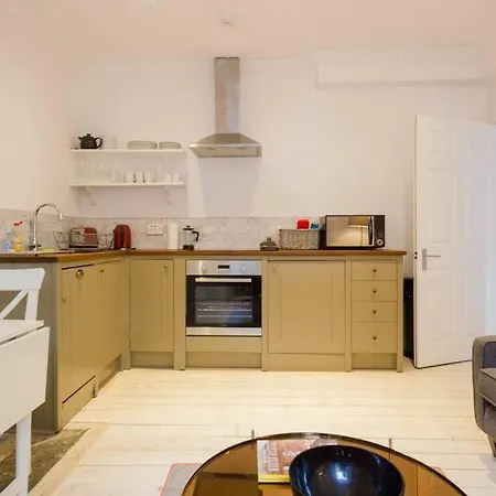 New Town Flat 10 Minutes Walk To Princes St.