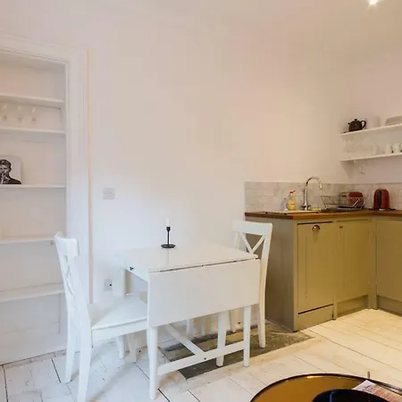 New Town Flat 10 Minutes Walk To Princes St.