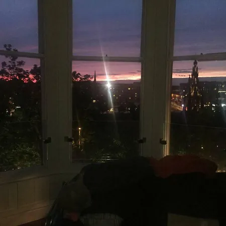 Modern Flat With Fantastic Views By The Royal Mile