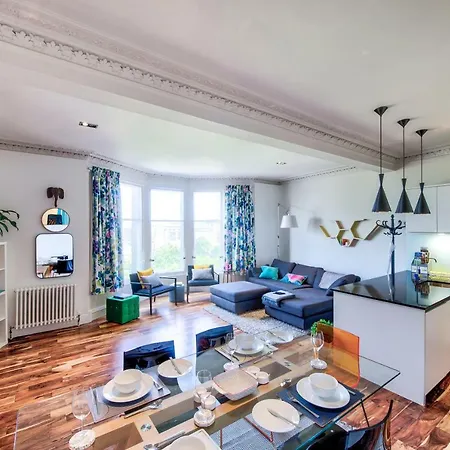 Modern Flat With Fantastic Views By The Royal Mile