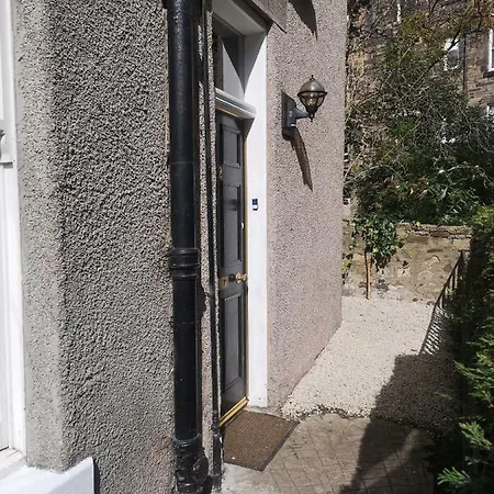 Traditional 3 Bedroom Quiet Duplex Flat By High St, Trams And Buses - Just 1-5 Miles To Centre Edimburgo