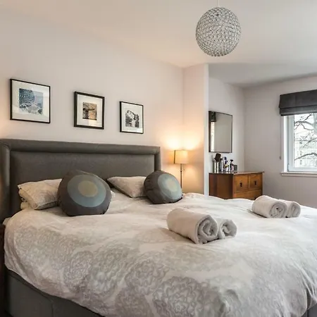 Modern Family Town House In Trinity Tatil Evi *