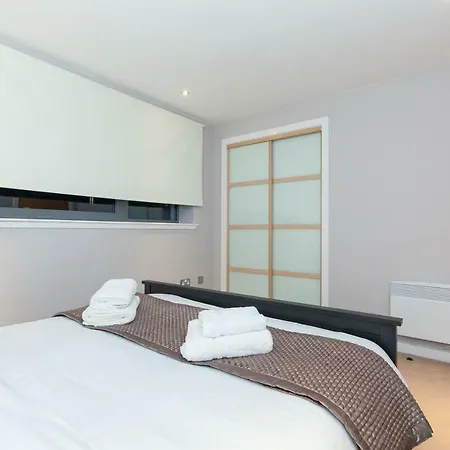 Modern Two Bedroom شقة *