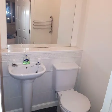 Central & Stylish 3 Bedroom, 2 Bath, Free Parking 에든버러