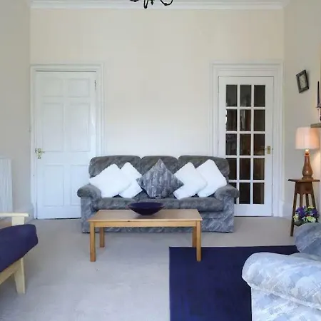 Traditional Flat In Affluent Morningside Area *