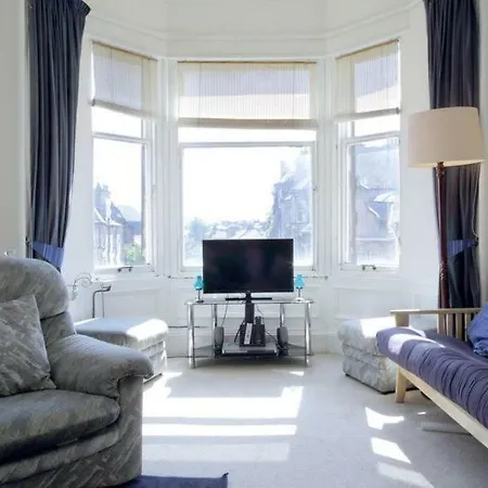 Traditional Flat In Affluent Morningside Area Edynburg