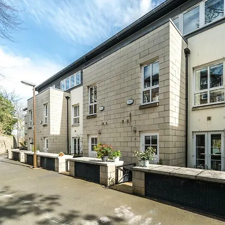 Modern Family Town House In Trinity Edinburgh