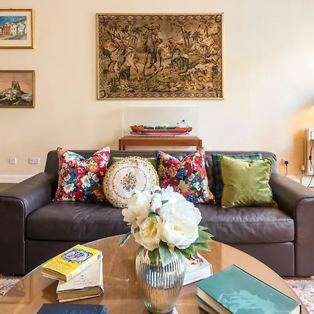 Grand & Spacious With Wifi * Edinburgh