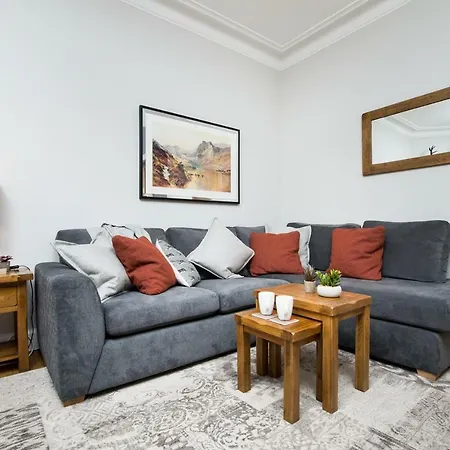 Beautiful, Traditional 2 Bedroom Main Door Flat * Эдинбург